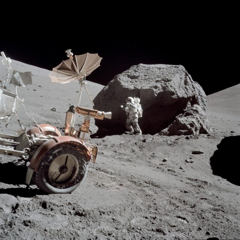 El astronauta Harrison Schmitt de pie junto a una roca durante la tercera EVA-
