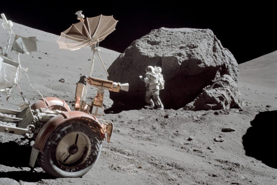 El astronauta Harrison Schmitt de pie junto a una roca durante la tercera EVA-